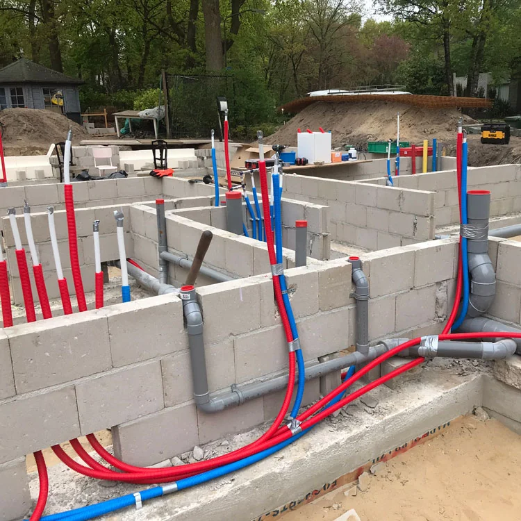 Illustratieve foto van water- en afvoerleidingen op de bouw
