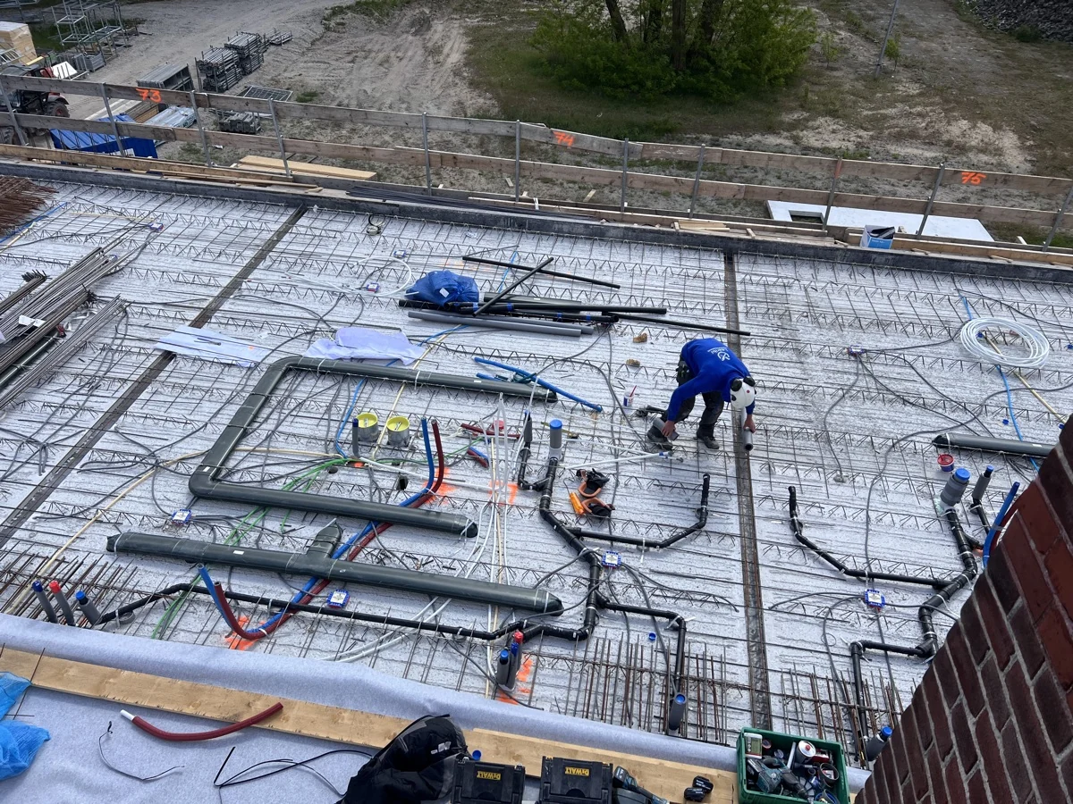 Illustratieve foto van installaties bij een plafond